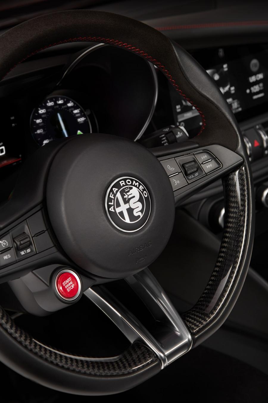 Детали интерьера Alfa Romeo Giulia Quadrifoglio (952) 2016 года  (NA) (фото 55 из 86)